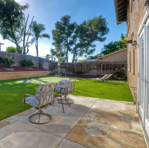 Charming Home w/Putting Green, Ping Pong, Pool Tbl