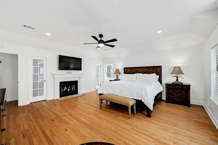 Beautiful Gated Home with Pool! gallery image 4