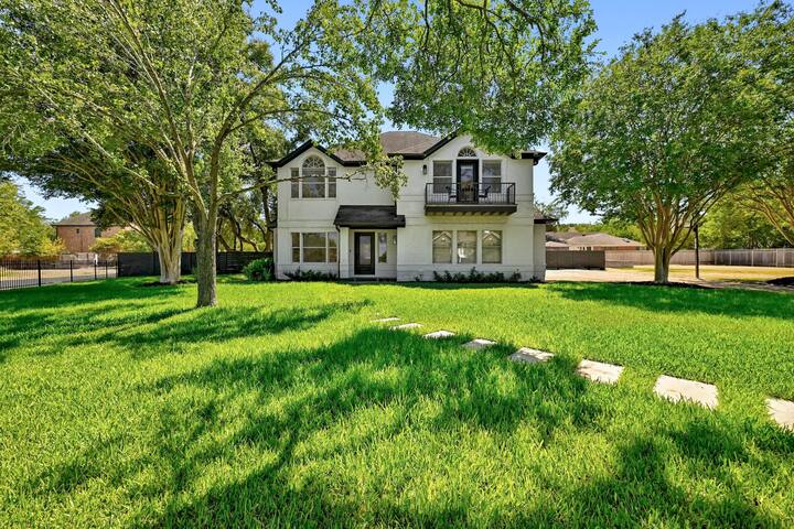 Beautiful Gated Home with Pool! gallery image 2
