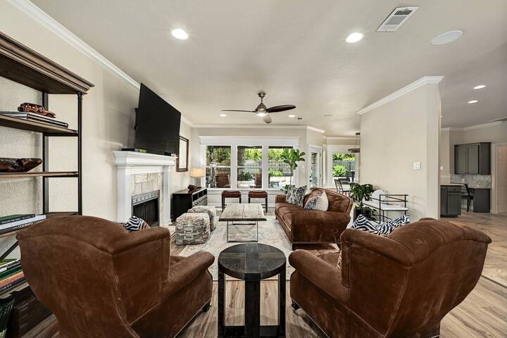 Beautiful Gated Home with Pool! gallery image 5