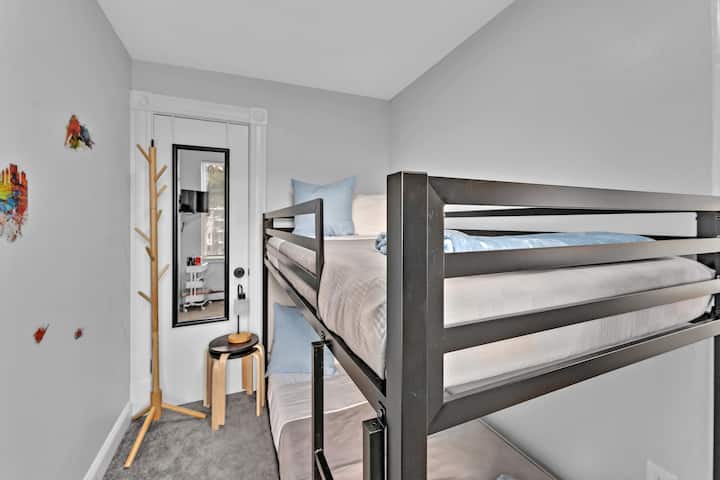 Chumba cha kulala chenye starehe chenye kioo kilichowekwa ukutani