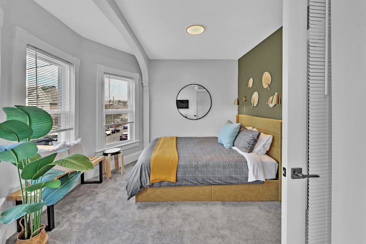 Pumzika katika chumba hiki cha kulala kilicho na kitanda, televisheni na dawati linalofanya kazi