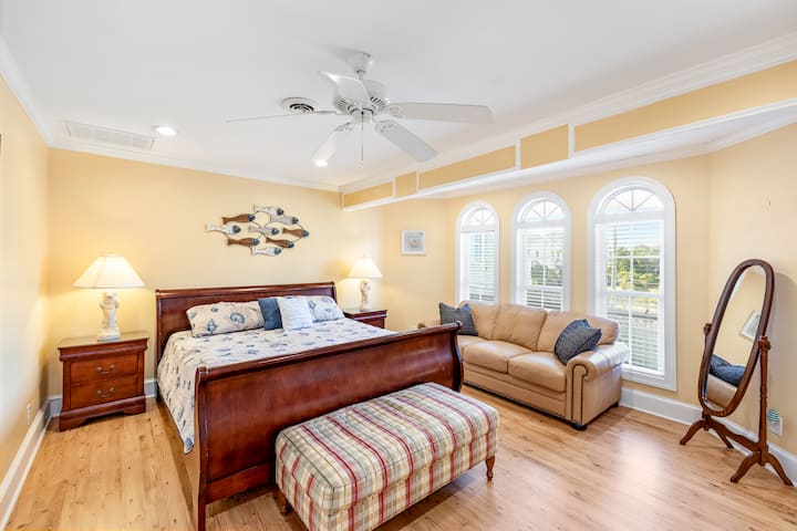 Master Bedroom - Kitanda aina ya King Size - TV