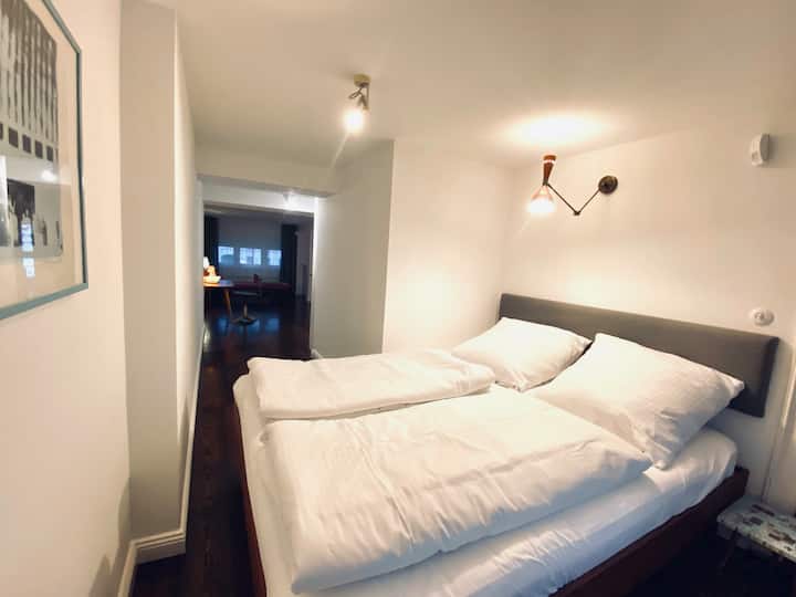 2. manželská posteľ 160 x 200 hore po schodoch v rohu