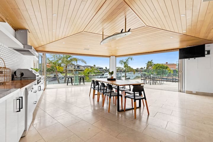 The Beach House: Waterfront with Boat Mooring