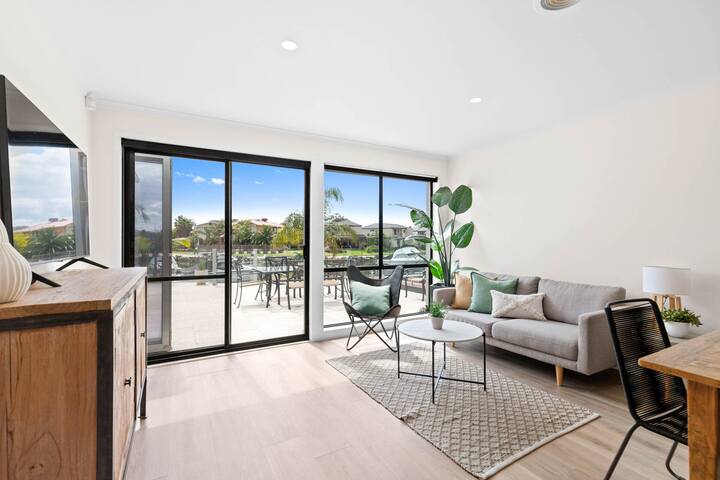 The Beach House: Waterfront with Boat Mooring gallery image 4