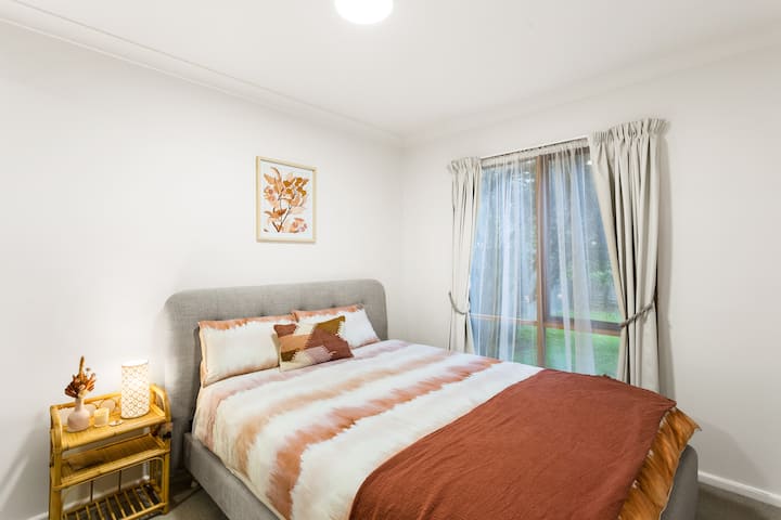 חדר השינה השני הממוקם למטה מגיע עם מיטת קווין סייז מפוארת כדי להבטיח שינה ערבה.
