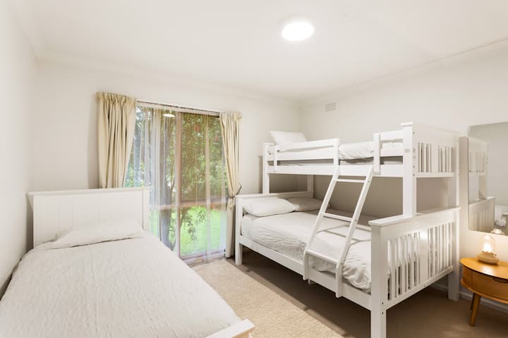 חדר השינה השלישי הממוקם למטה מגיע עם מיטת יחיד ומיטת קומתיים משולבת עם מיטה זוגית בתחתית ורווק מעל - מושלם לילדים ולמבוגרים כאחד.
