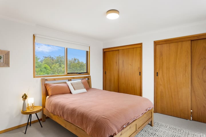 חדר השינה הראשי ממוקם למעלה ומגיע עם מיטת קווין סייז וגישה לחדר רחצה צמוד.
