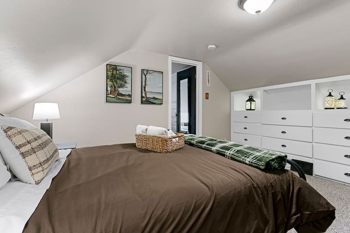 Chambre à l'étage avec lit complet