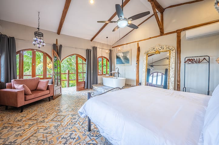 Oceanview Jungle Villa 9 suites with guest house