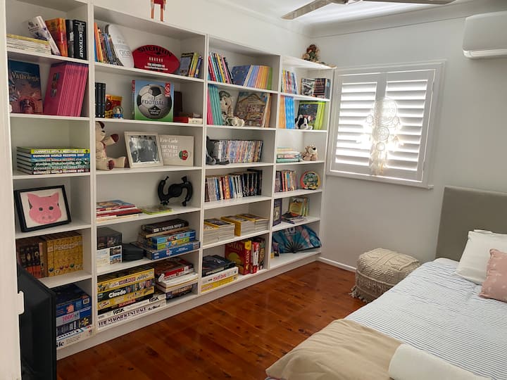French and English books can be found in the library in bedroom 3.