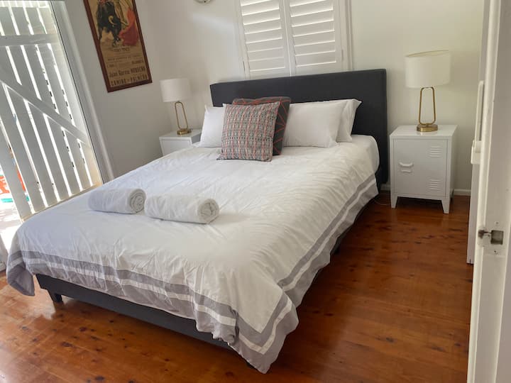 Bedroom 1 - Queen bed