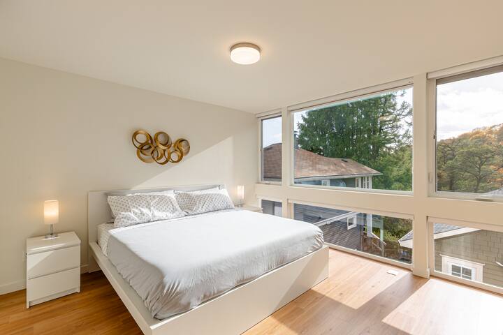 Sunny Modern Masterpiece with EV Charging and A/C gallery image 3