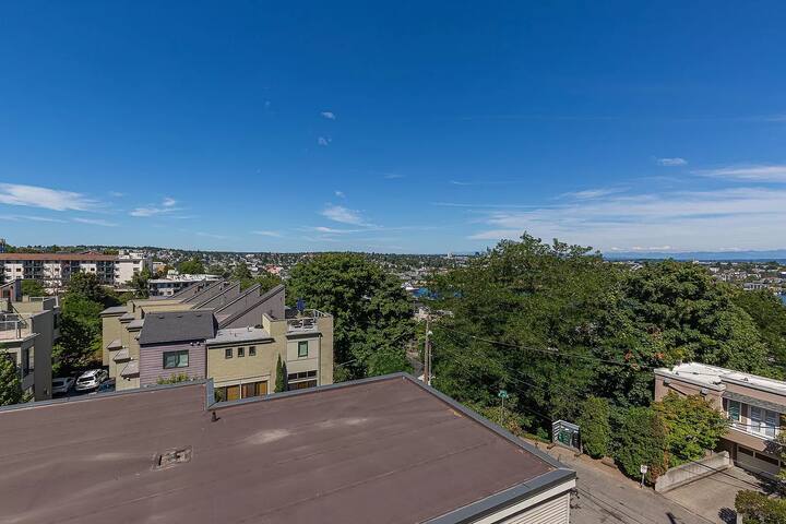 Sunny Modern Masterpiece with EV Charging and A/C gallery image 5