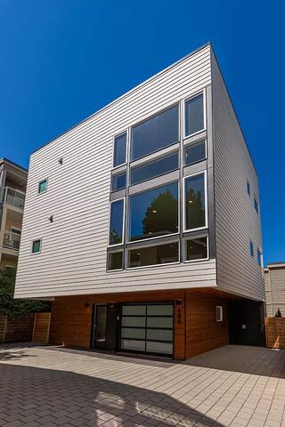 Sunny Modern Masterpiece with EV Charging and A/C gallery image 4