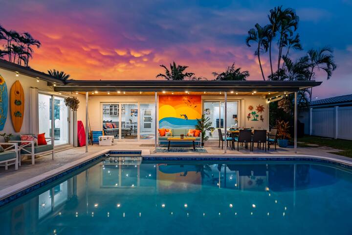 Waterfront Heated Pool, Tiki Bar, Beach Close gallery image 2