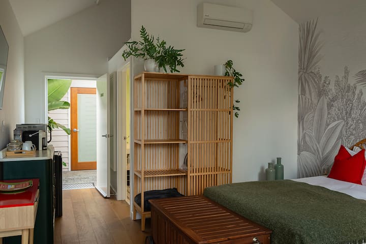 Ground Floor Queen Room - Maleny