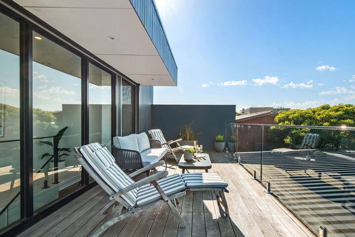 Panoramic Views & Contemporary Style gallery image 5