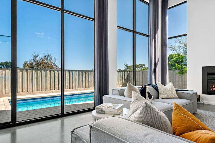 Panoramic Views & Contemporary Style