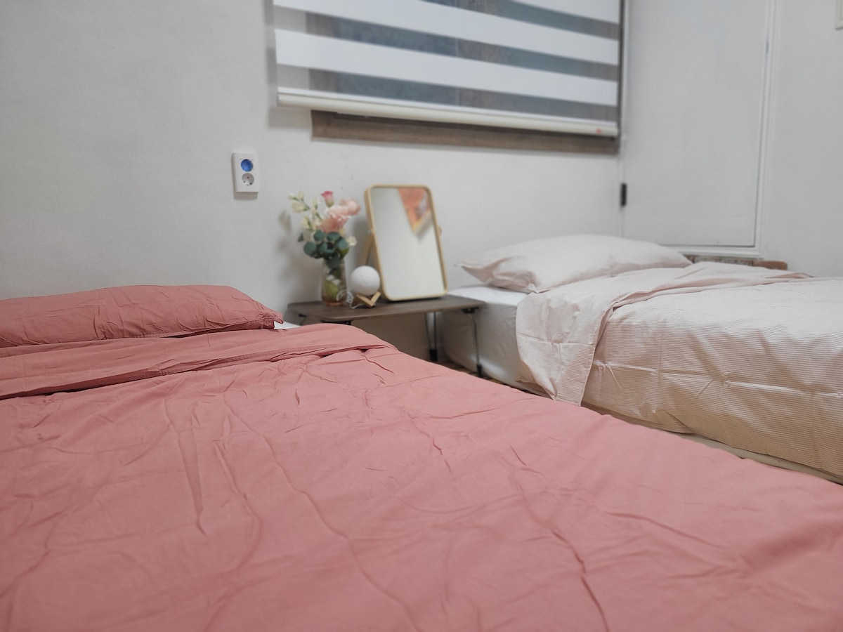 Dormitorio con dos camas