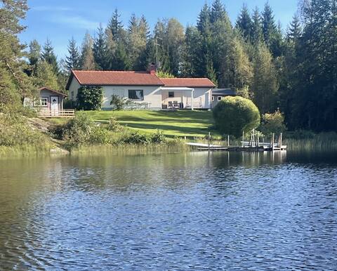Cozy villa in the forest - sauna, hot tub & private jetty
