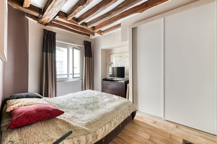 Aparte slaapkamer met tweepersoonsbed