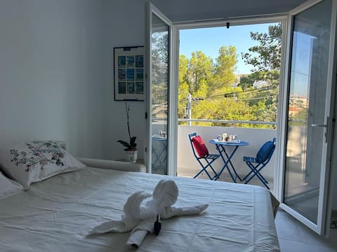 Top performing Airbnb: Studio with Terrace/View of N.D. de la Garde. in Marseille 7e Arrondissement