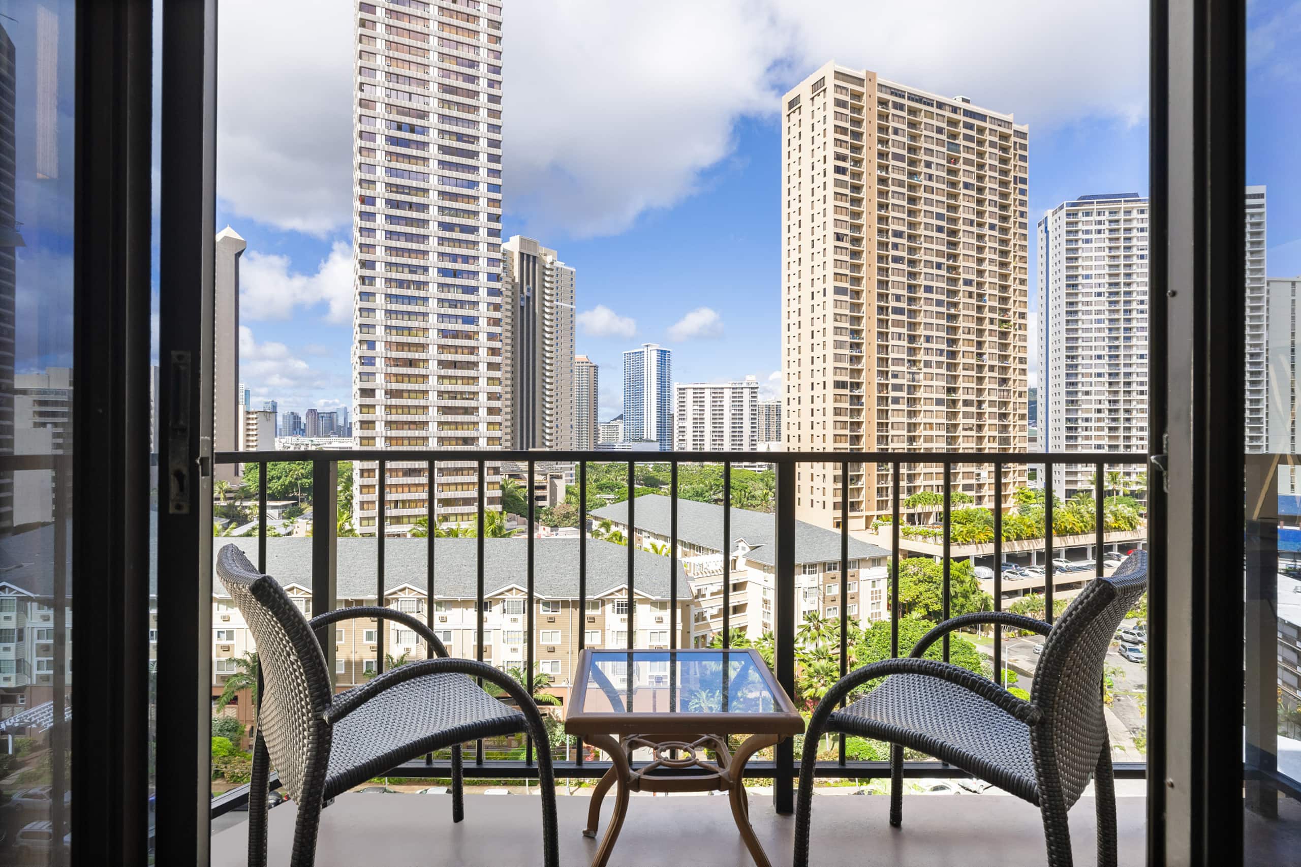 Newly Renovated, Light-filled Studio with Balcony - Image 16