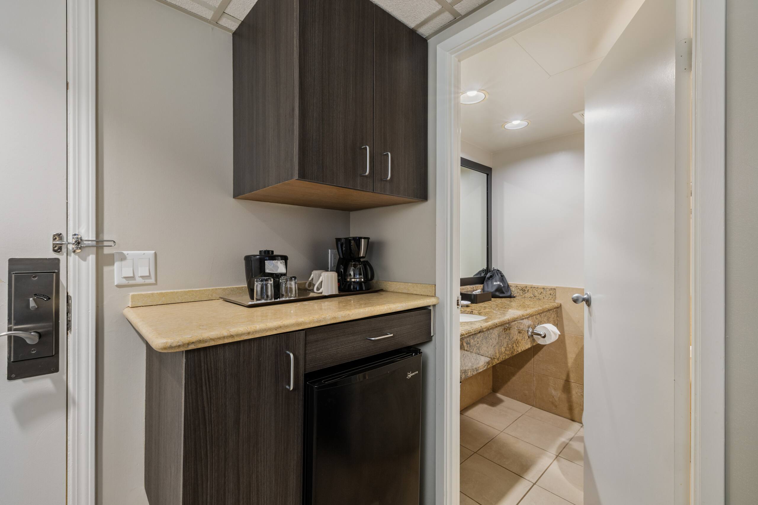 Newly Renovated, Light-filled Studio with Balcony - Image 14