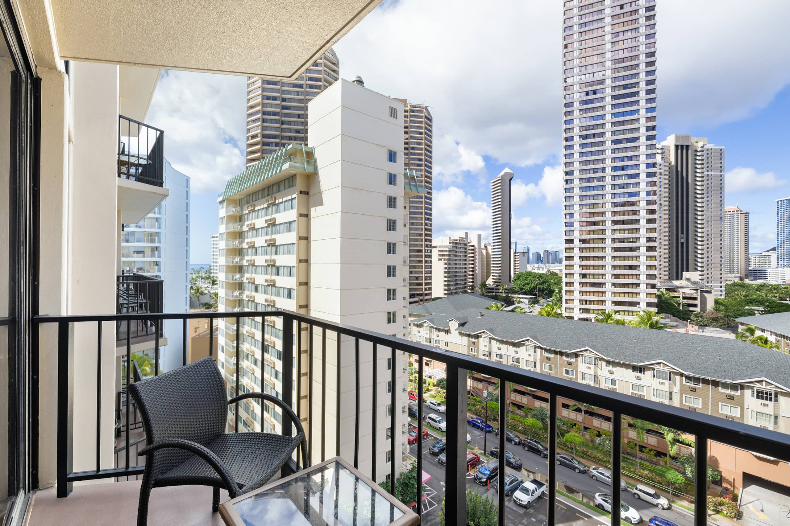 Newly Renovated, Light-filled Studio with Balcony - Image 17