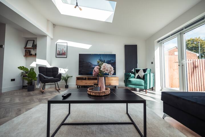 Luxury 6 Bed Home Manchester gallery image 5