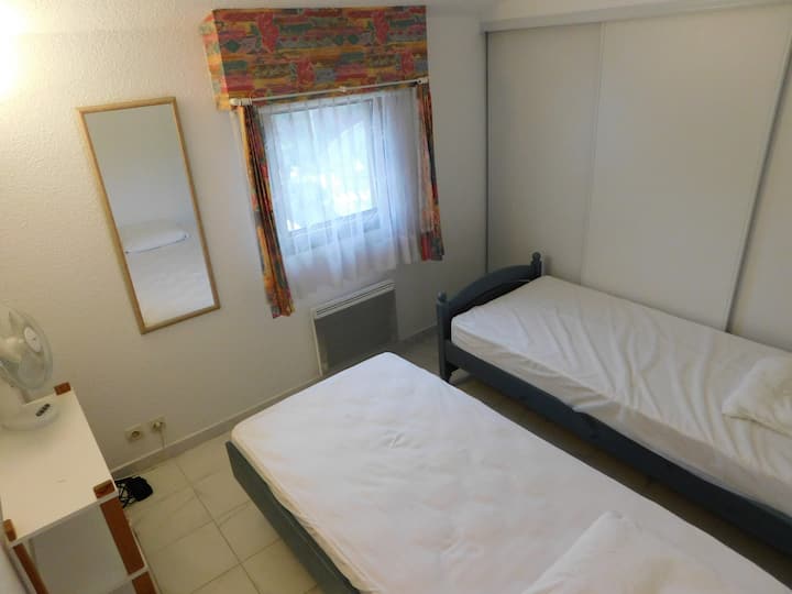 غرفة النوم رقم 2 : 1 سرير مفرد أو سريران مفردان أو سرير مزدوج