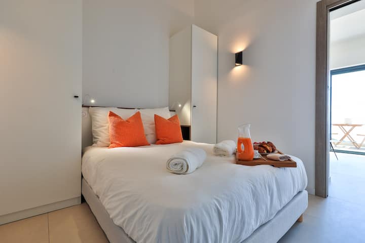 Спална соба од стан 1 со простор за складирање и сеф.
Недоговорна фотографија