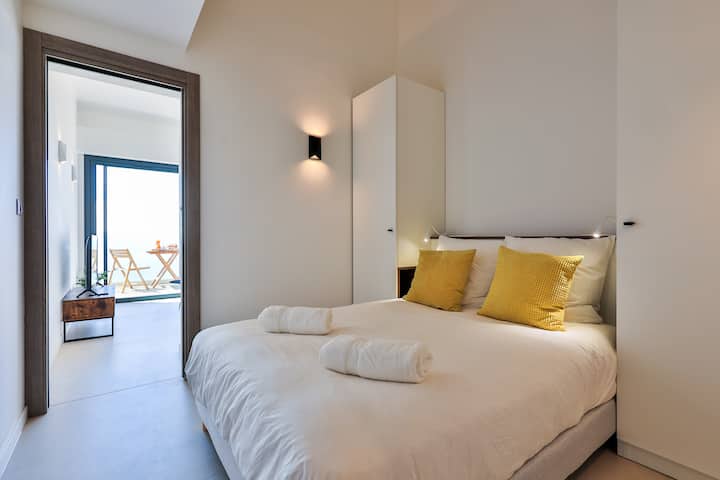 Спална соба од стан 2 со простор за складирање и сеф.
Недоговорна фотографија