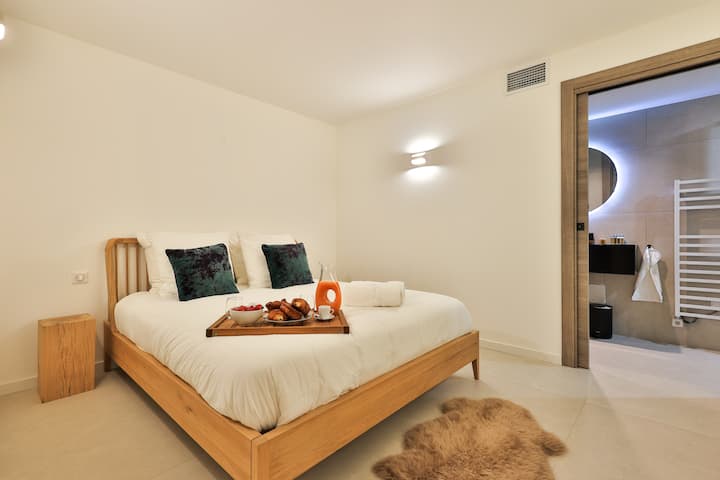 Спална соба 2  од стан 4 со брачен кревет (широк 150-179 см), телевизор, шкафови за складирање и сеф. Туш-кабина со сопствен апартман. 
Недоговорна фотографија