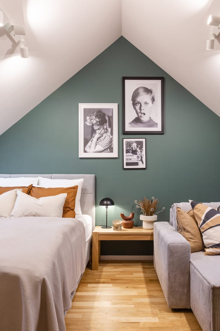 Спална соба на горниот кат со брачен кревет (широк 150-179 см) и кауч на спуштање