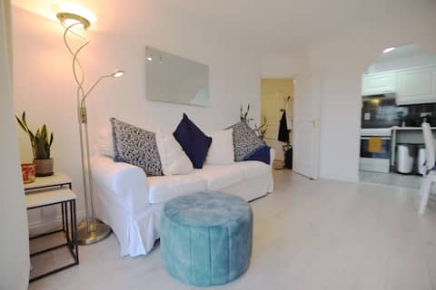 Chic 2 bed Central Condo