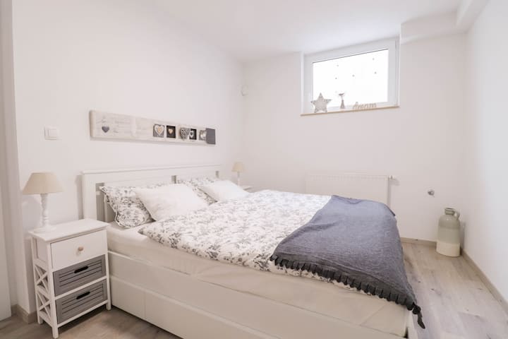 חדר שינה (וילונות האפלה!)