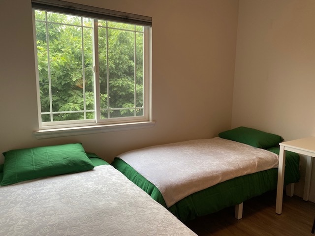 Ხის სახლი ტყუპები:  ორი კომფორტული ორადგილიანი საწოლი გთავაზობთ მშვიდ საძილე სივრცეს, ასევე, თანამედროვე სამუშაო მაგიდას კალთაში ან ჟურნალისთვის.  Მშვიდი და მშვიდი სივრცე სამსახურისა და დასვენებისთვის.