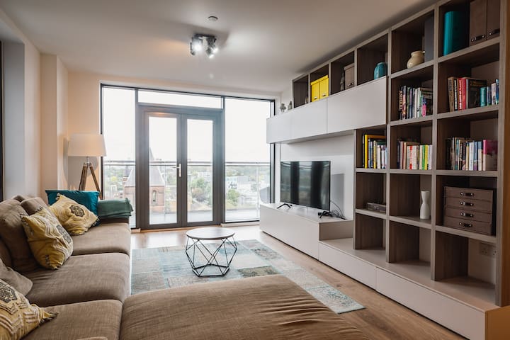 3 Bed 2 Bath with Stunning Views from the 8th Fl