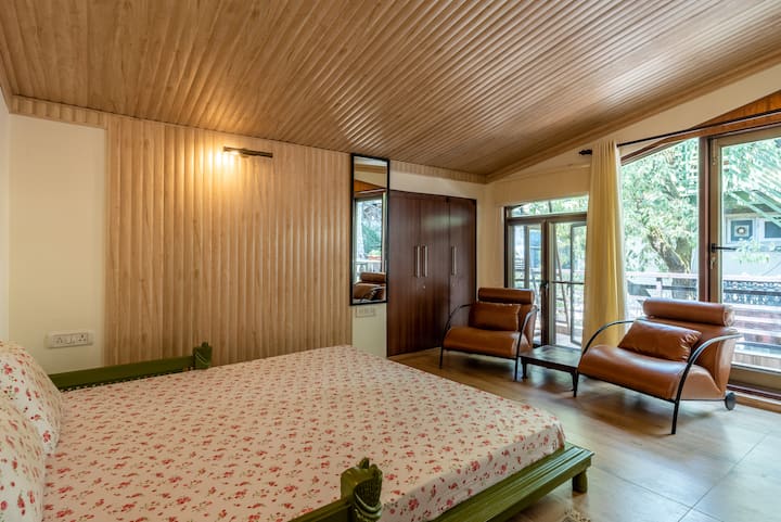 ห้องนอนได้รับการออกแบบโดยคำนึงถึงความสะดวกสบายสูงสุด เตียงที่อบอุ่นตกแต่งด้วยผ้าปูที่นอนนุ่มๆและหมอนหนานุ่มช่วยให้นอนหลับสบายตลอดทั้งคืน ห้องพักมีพื้นที่เก็บของเพียงพอสำหรับทรัพย์สินของคุณ