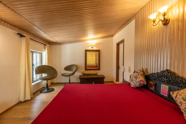 ห้องนอนได้รับการออกแบบโดยคำนึงถึงความสะดวกสบายสูงสุด เตียงที่อบอุ่นตกแต่งด้วยผ้าปูที่นอนนุ่มๆและหมอนหนานุ่มช่วยให้นอนหลับสบายตลอดทั้งคืน 