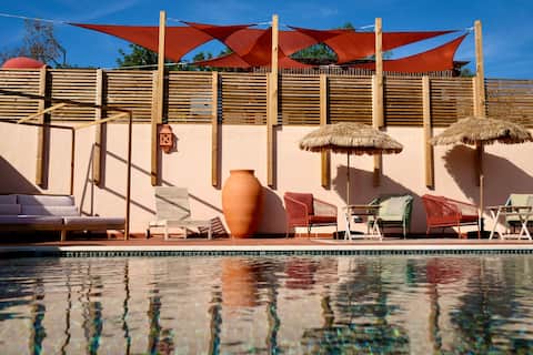 6 Bed, 5 En-Suit,  1 master bathroom, 2 Pools,