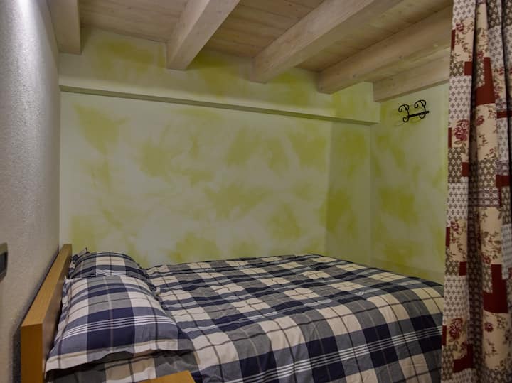 manželská posteľ je vybavená dvoma vankúšmi a inou hrubou prikrývkou v závislosti od sáčkového obdobia v obliečke na paplón, ktorý zaisťuje jeho čistenie.