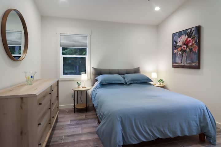 ห้องนอนเดี่ยวมีเตียงควีนไซส์ตู้เสื้อผ้าและตู้เสื้อผ้า  