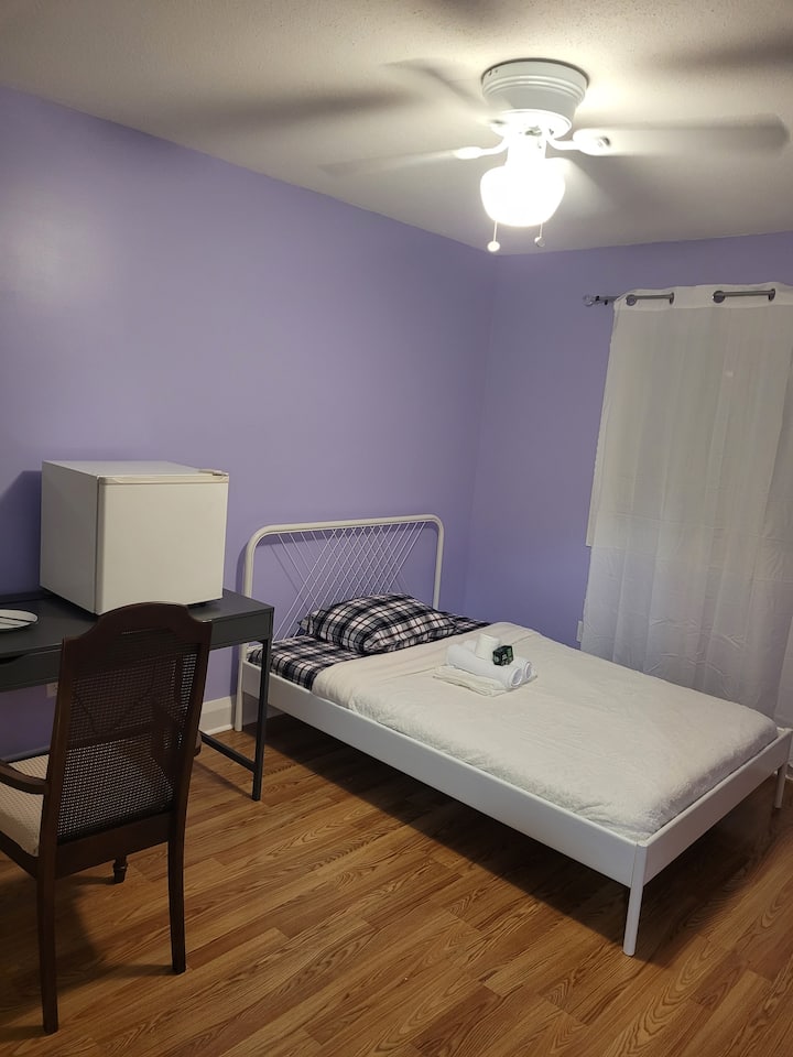 Bright & Comfortable Furnished Room For Rent!
- Kanata