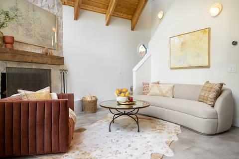 Popular Airbnb listing: Snow Valley HGTV Cabin | Hot Tub | Sleeps 6 in Running Springs