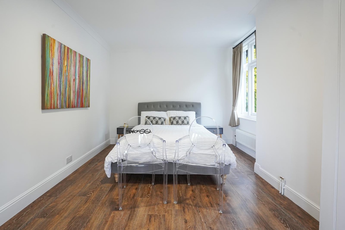 卧室2.加大双人床。