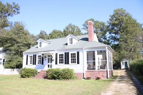 Historic Camden Showstopper Downtown with Hot Tub!